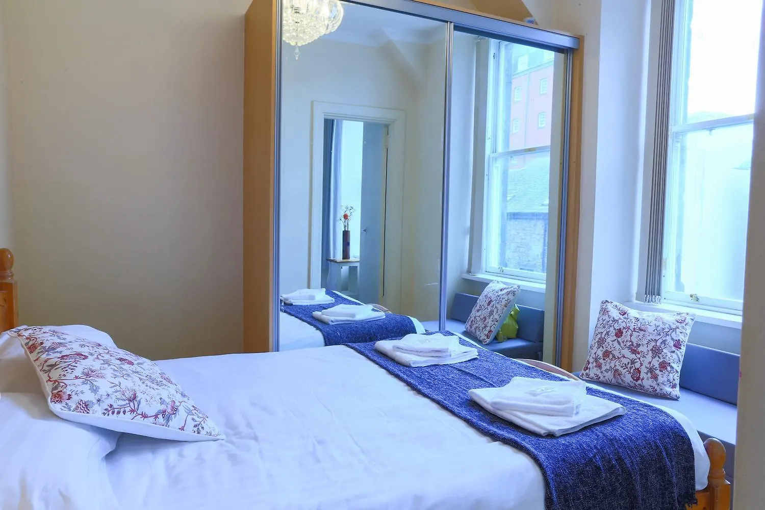 Royal Mile Escape - Five Bedrooms Edinburgh Apartment