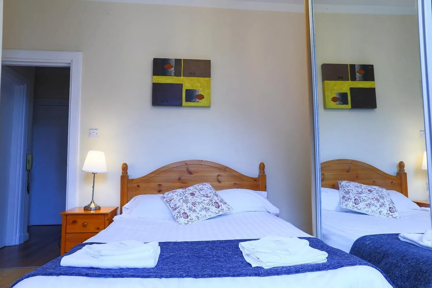 Royal Mile Escape - Five Bedrooms Edinburgh Apartment