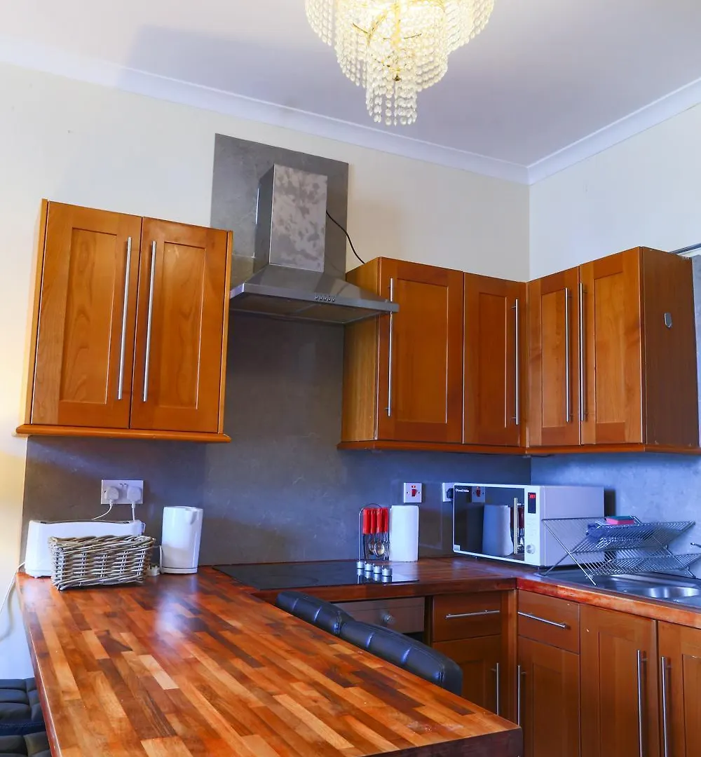 Royal Mile Escape - Five Bedrooms Edinburgh Apartment